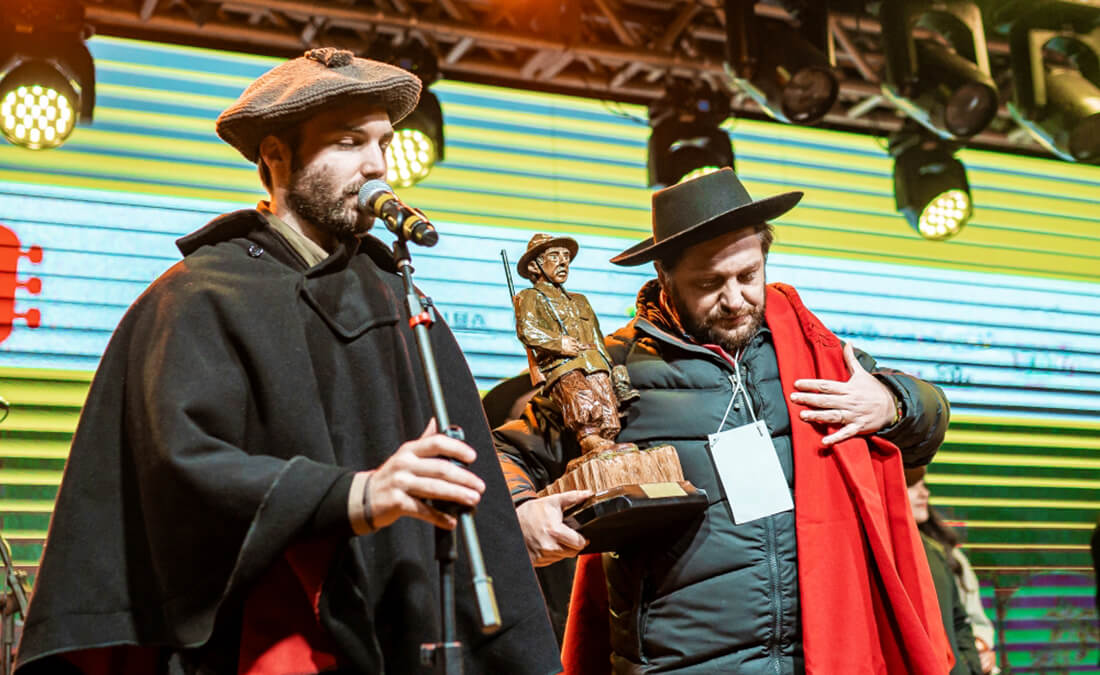 Capa Música vencedora do 37º Carijo, a milonga Ajoujo recebe o título de Música do Ano no Troféu Ronda dos Festivais 2024
