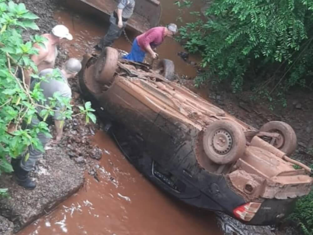 Capa Veículo cai em riacho no interior de Nova Candelária