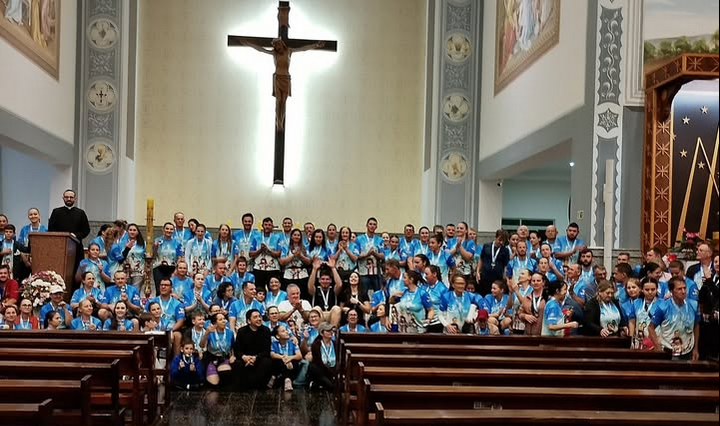 Capa Maratona da Fé reúne mais de 300 fiéis em caminhada de 42 km na região