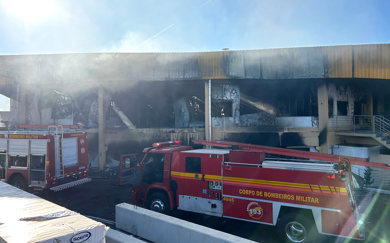 Capa Bombeiros de vários municípios da região auxiliaram no combate ao incêndio na Frangos Piovesan