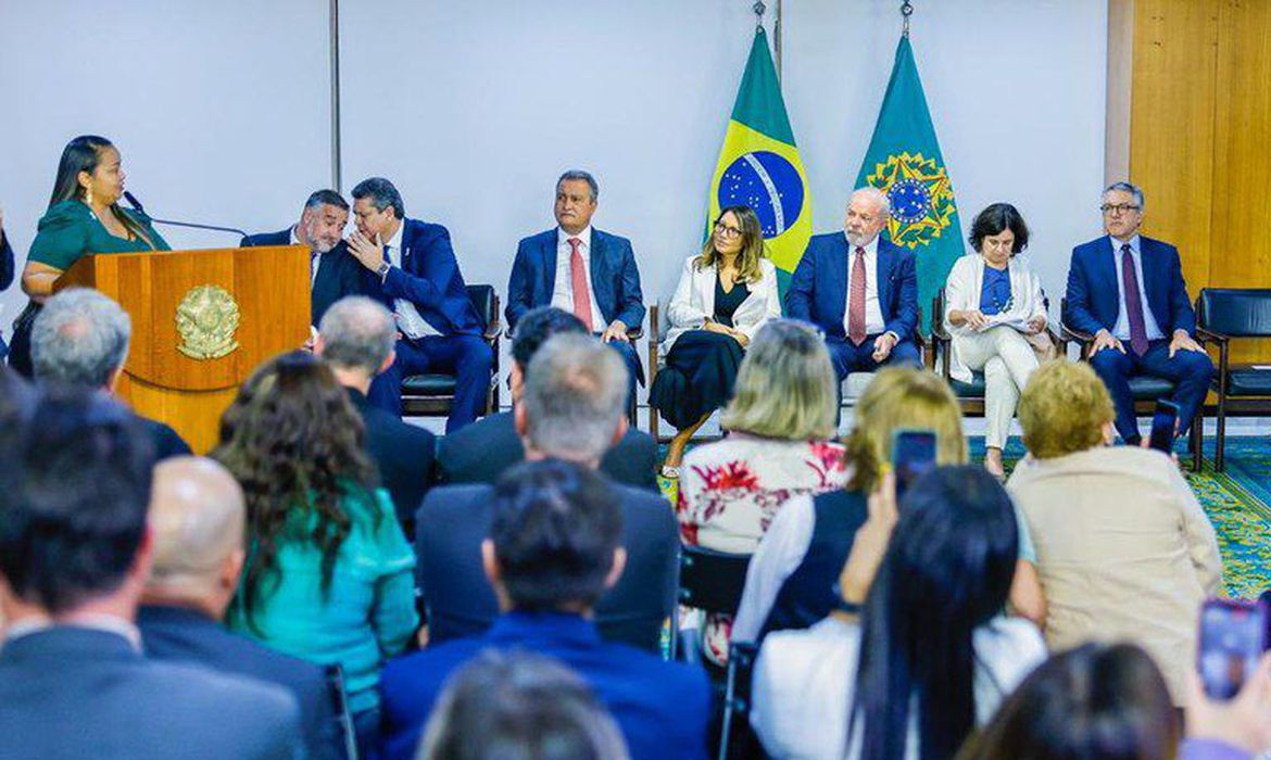 Capa Lula assina projeto de lei que garante verba para piso da enfermagem