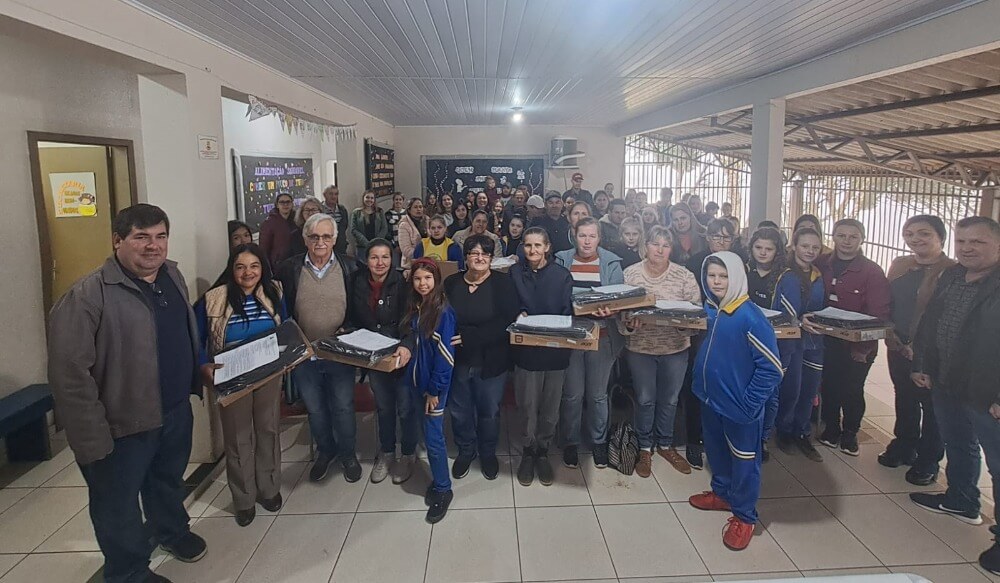 Capa Notebooks são entregues para alunos do 5° ao 9° da Escola Municipal de Ensino Fundamental Tiradentes de Alpestre