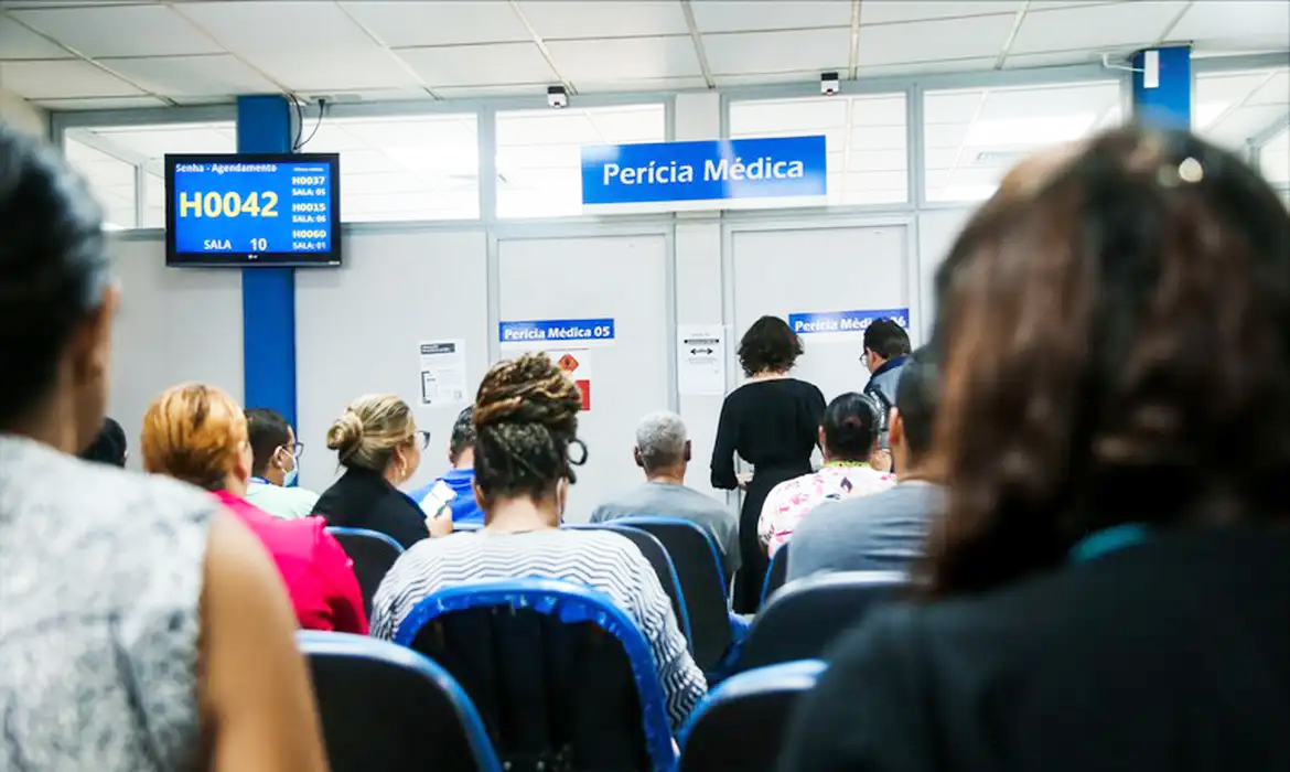 Capa INSS cria comitê para reduzir fila de 2,8 milhões de pedidos