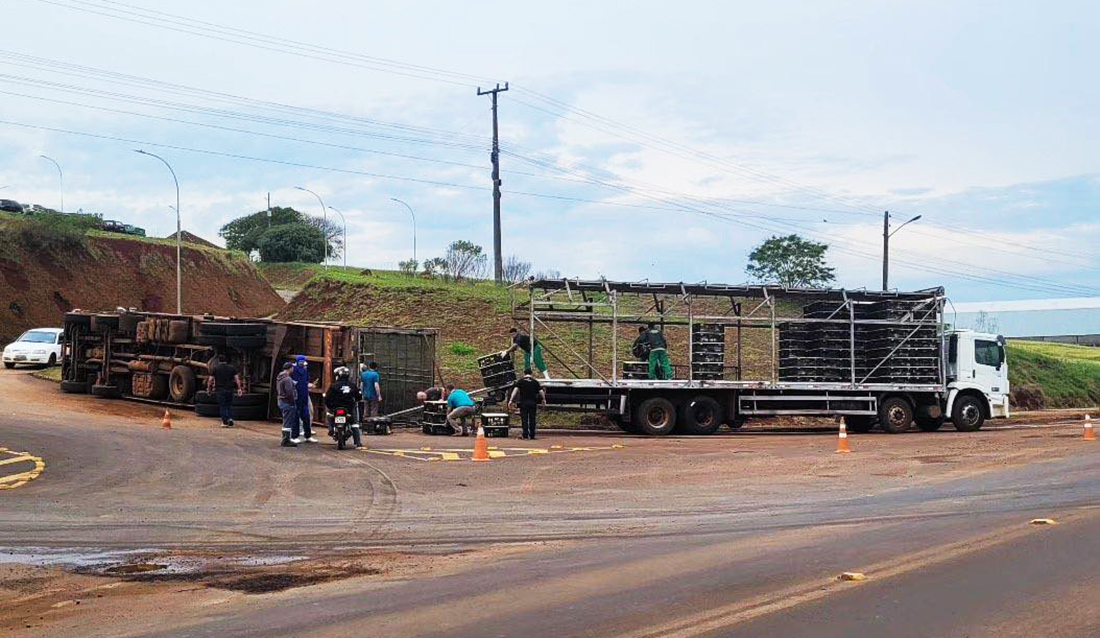 Capa Caminhão que transportava frangos tomba em frente ao frigorífico da JBS em Trindade do Sul