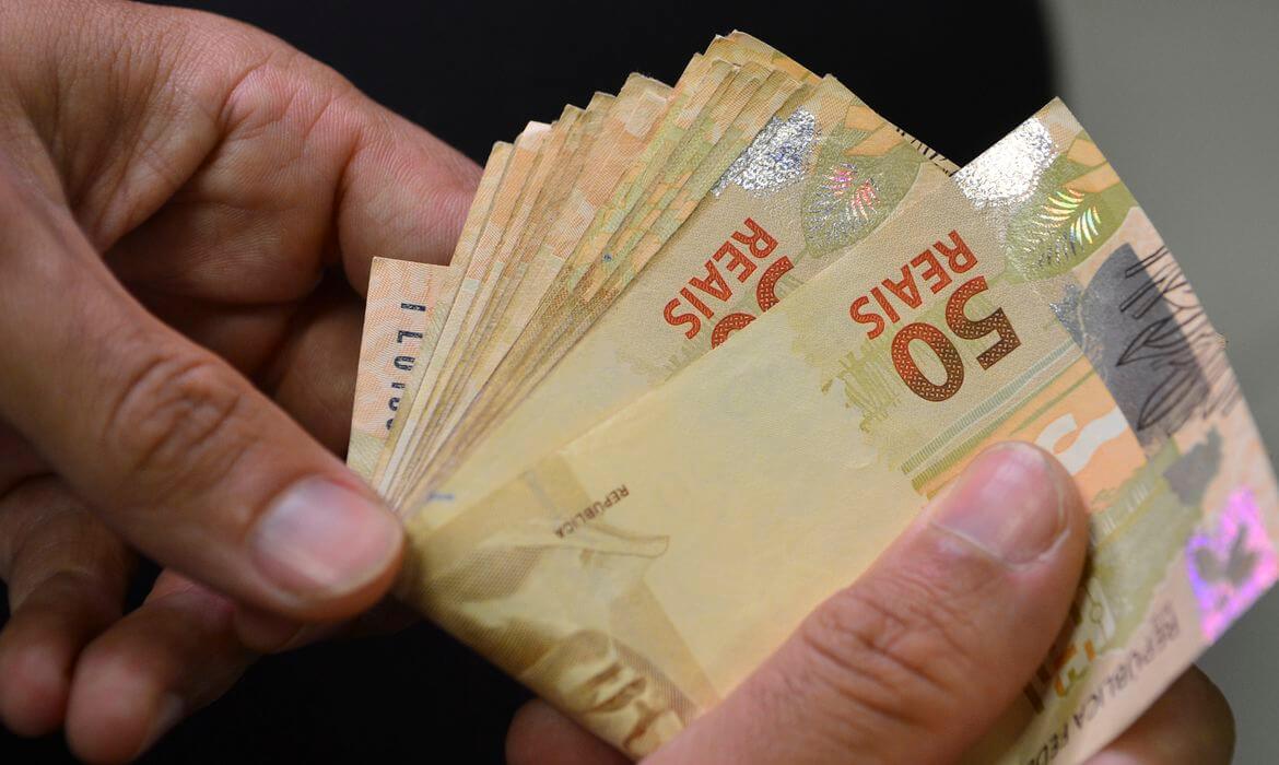 Capa Salário mínimo sobe para R$ 1.302 em 1º de janeiro