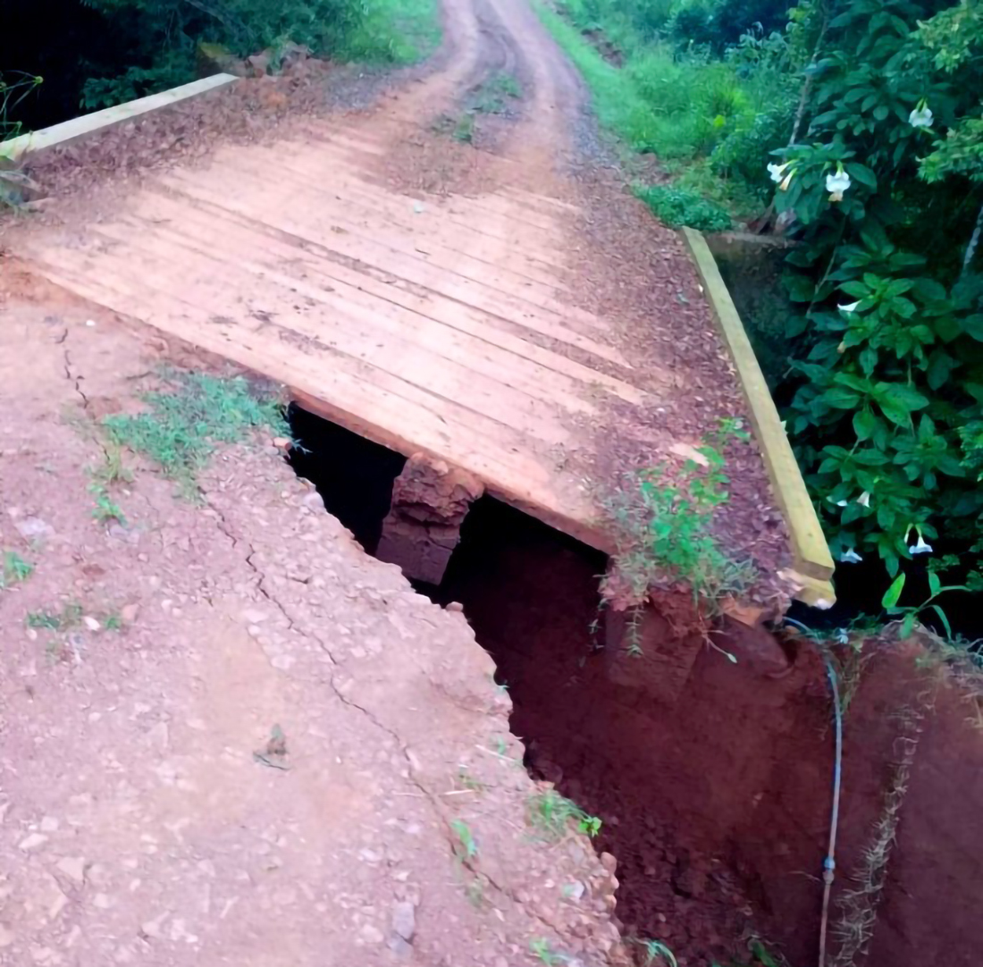 Capa Estrada cede e bloqueia passagem na Ponte de Lajeado Três Passos