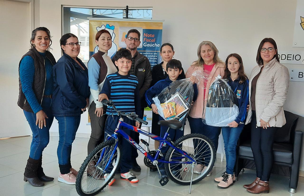 Capa Estudantes recebem premiação do II Concurso Municipal Escolar Cidadania Fiscal em Rodeio Bonito