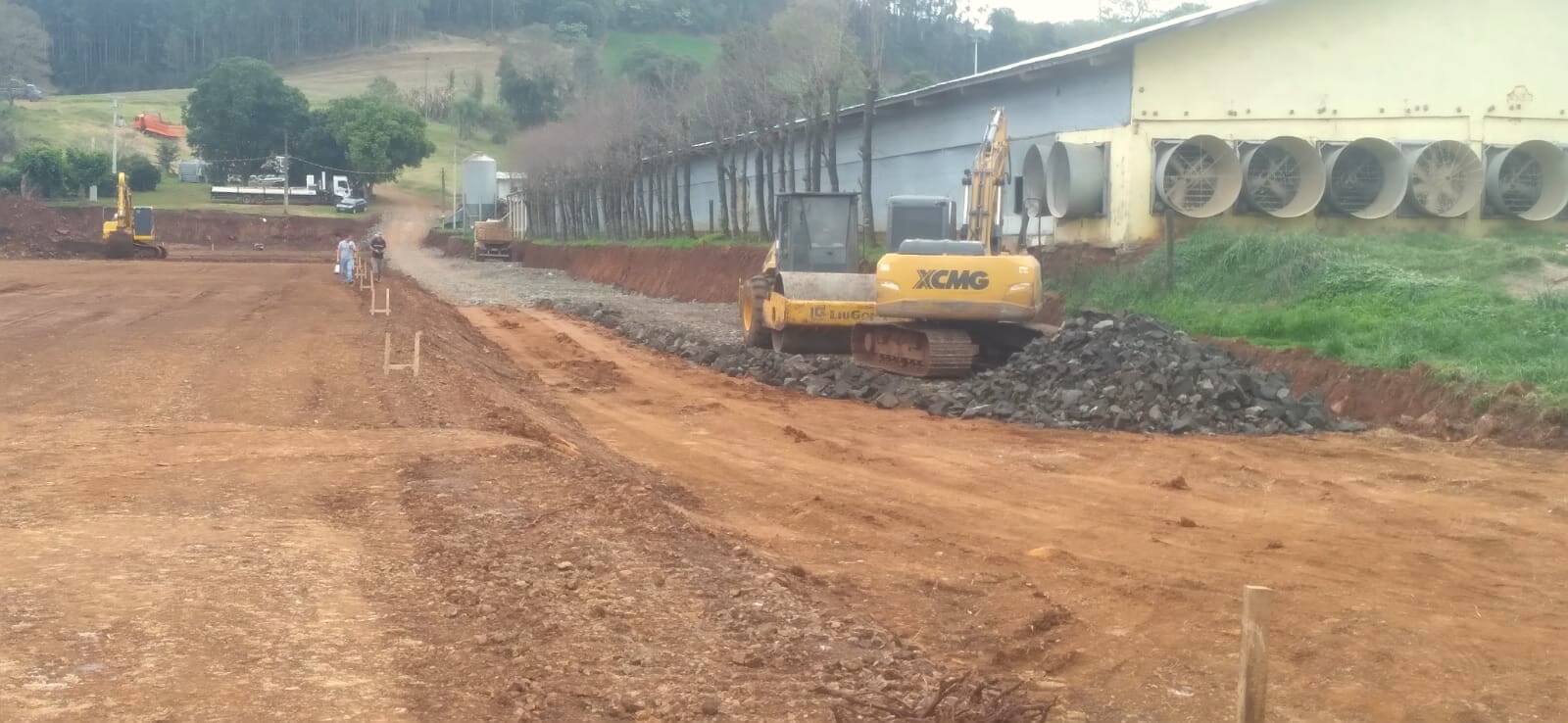 Capa Pinhal inicia terraplanagem para construção de 60 casas populares e investe em moradia digna