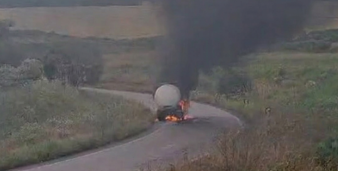 Capa Caminhão-tanque pega fogo na ERS-324 entre Passo Fundo e Pontão