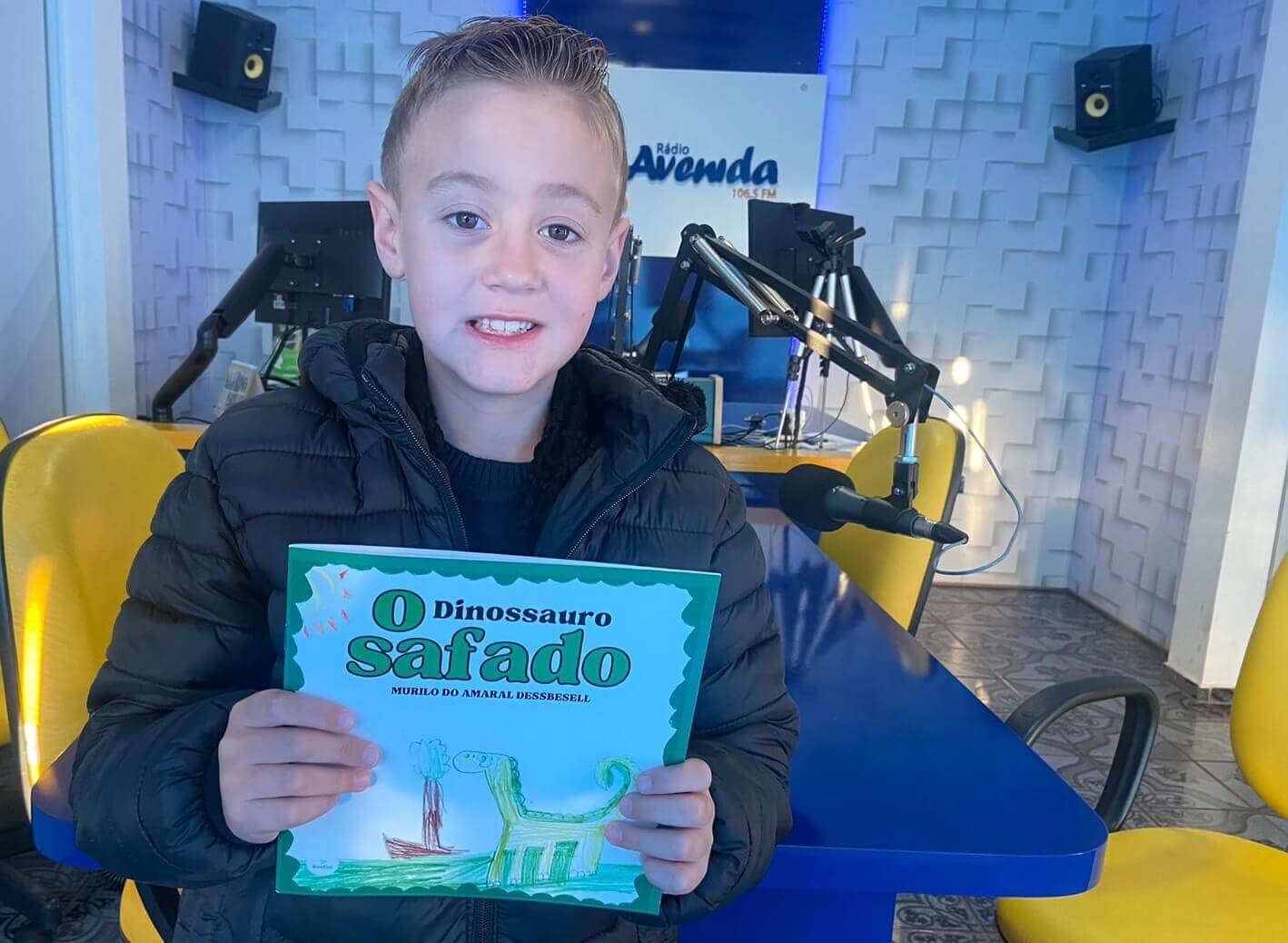 Capa Menino de 7 anos publica seu primeiro livro