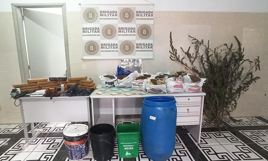 Capa Brigada Militar apreende 25 kg de drogas e armas em Pinheirinho do Vale