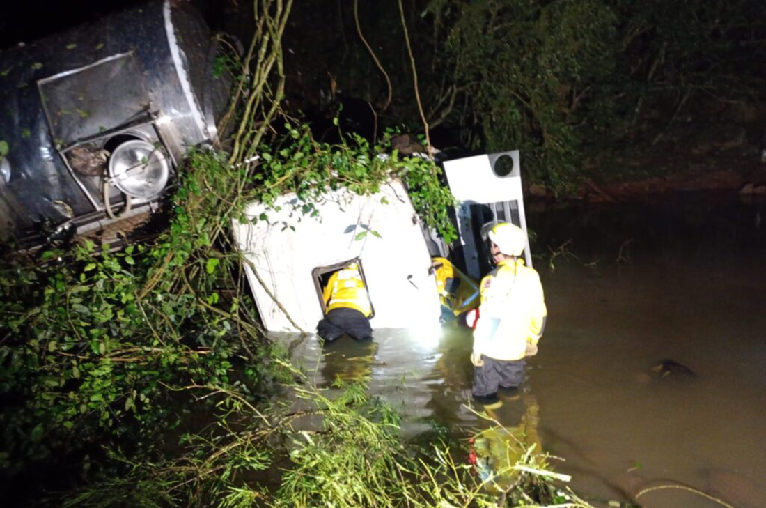 Capa Motorista morre após caminhão capotar e cair em ribanceira de 35 metros no Oeste de SC
