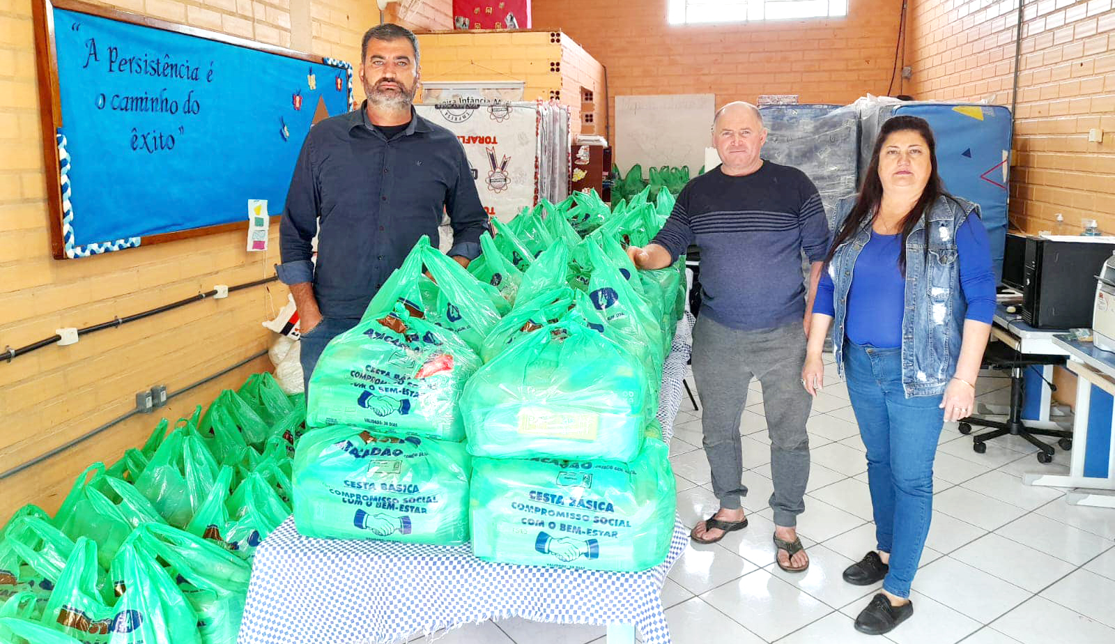 Capa Defesa Civil entrega cestas básicas às famílias afetadas pelo granizo em Caiçara