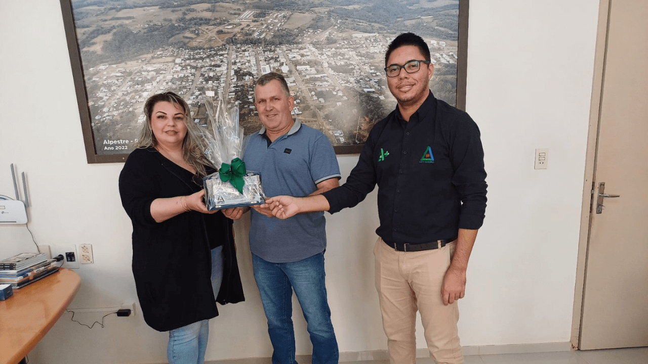 Capa Vice-prefeito de Alpestre recebe placa em homenagem por participação no 'Jornal das Doze na Sua Cidade'