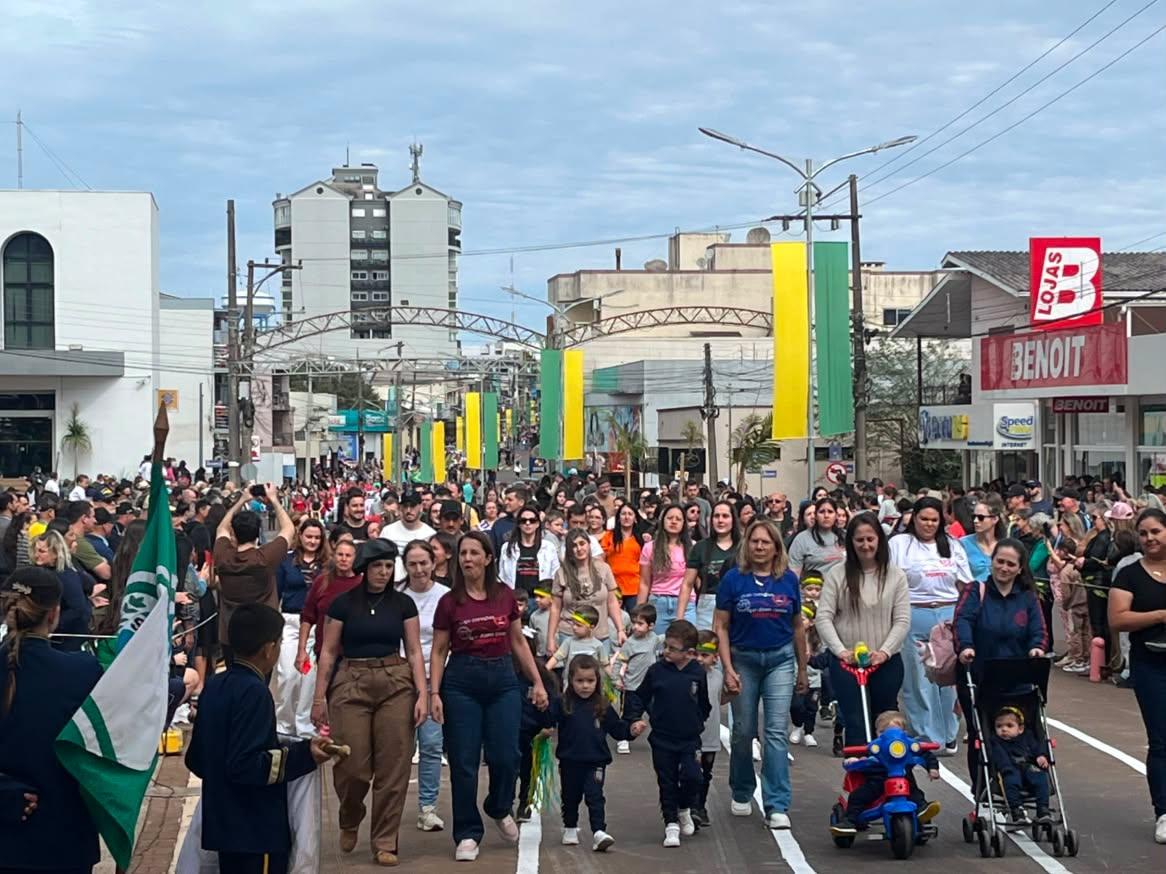 Capa Seberi reuniu forças de segurança, escolas e entidades no Desfile Cívico neste sábado