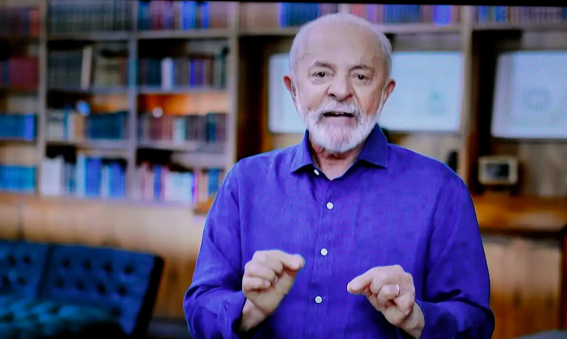 Capa Lula anuncia debate sobre redução da jornada de trabalho com fim da escala 6x1