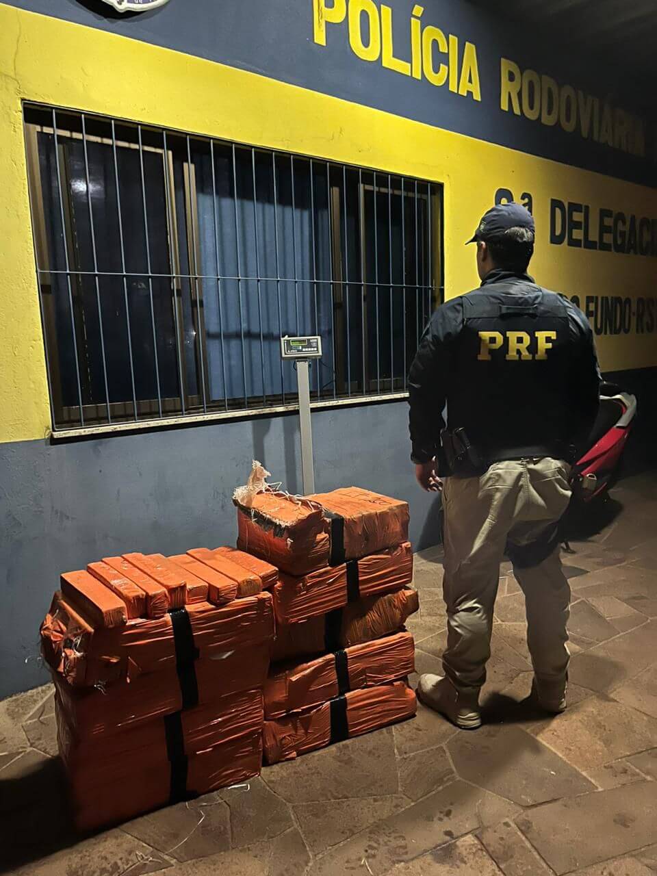 Capa PRF prende traficante com 170 quilos de maconha em Passo Fundo
