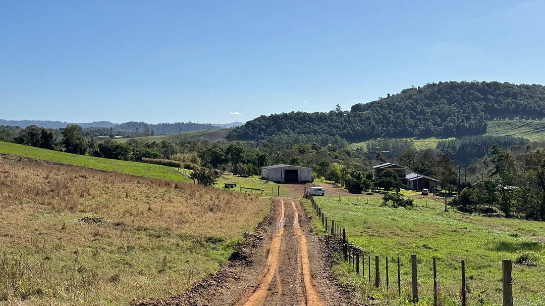 Capa Tiradentes do Sul avança na recuperação de estradas e instalação de bueiros no interior