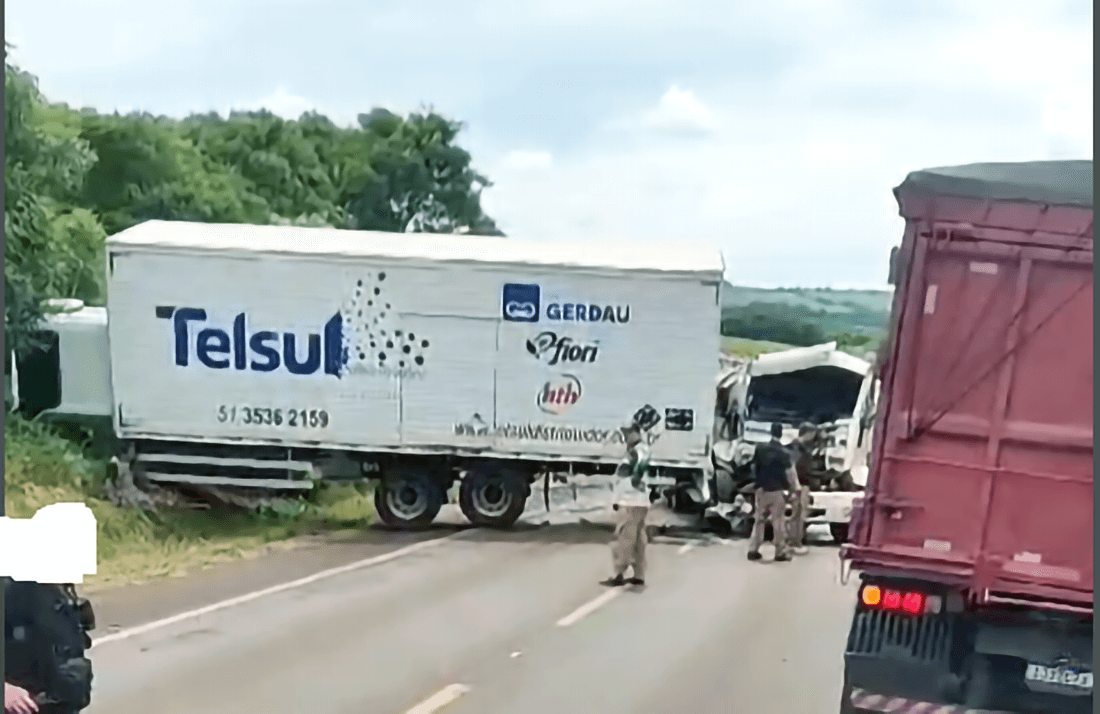Capa Dois caminhões se envolvem em acidente entre Coronel Bicaco e Palmeira das Missões