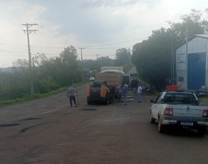 Capa Palmitinho: Administração realiza recuperação de asfalto em ruas da cidade