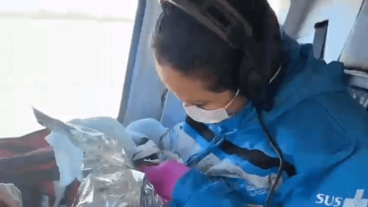 Capa Bebê prematuro de Palmeira das Missões é transferido de aeronave para UTI Neonatal em Cachoeirinha