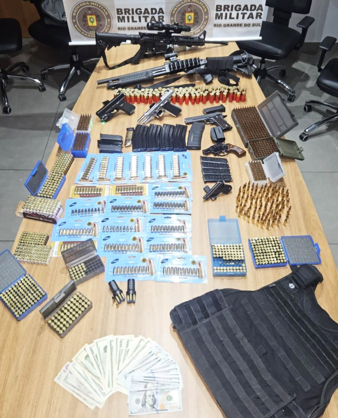 Capa Brigada Militar prende homem com arsenal de armas em Santa Maria