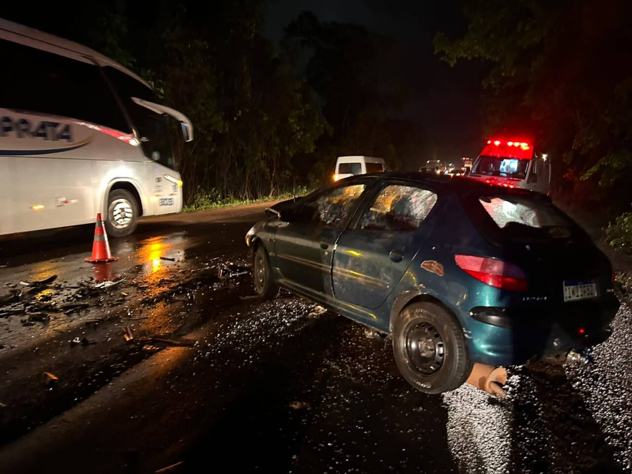 Capa Colisão frontal entre dois veículos deixa uma pessoa morta e três feridas na BR-386, em Seberi