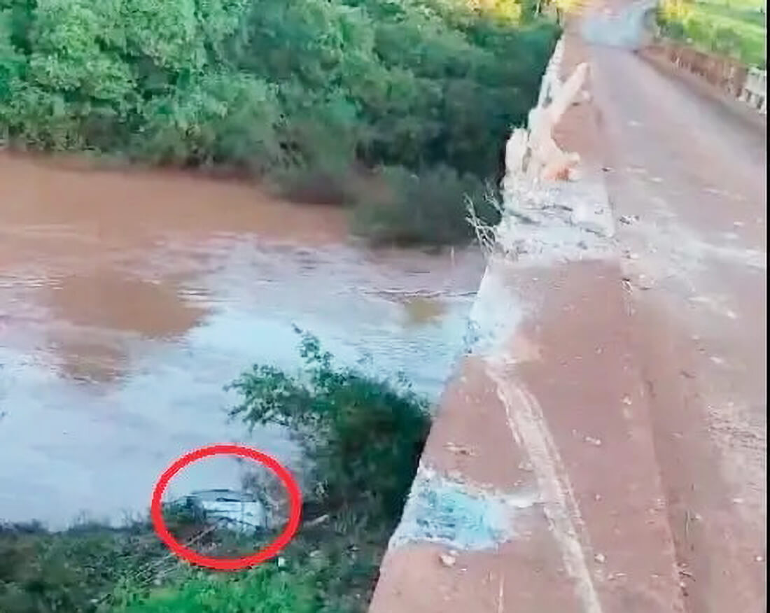 Capa Carro cai da ponte no rio Comandaí entre Cerro Largo e Campina das Missões