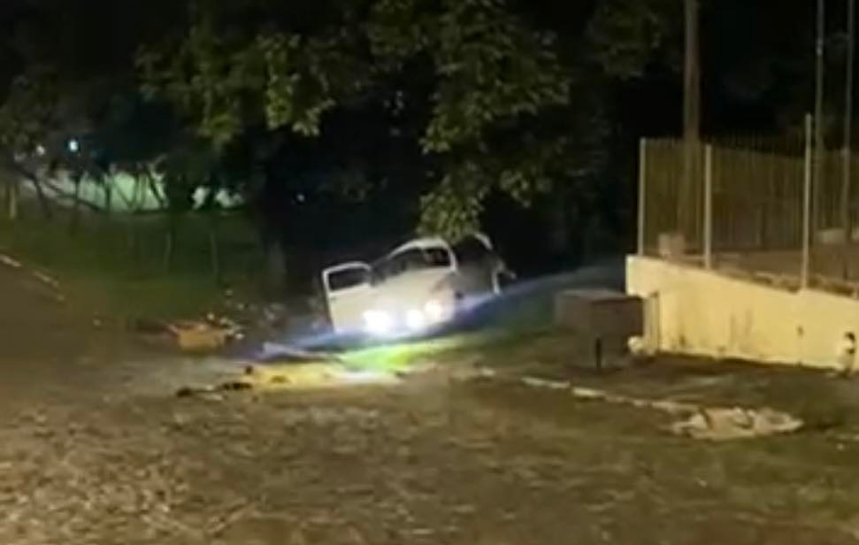 Capa Foragido com mandado de prisão capota Fusca ao fugir da Brigada Militar em Santa Bárbara do Sul