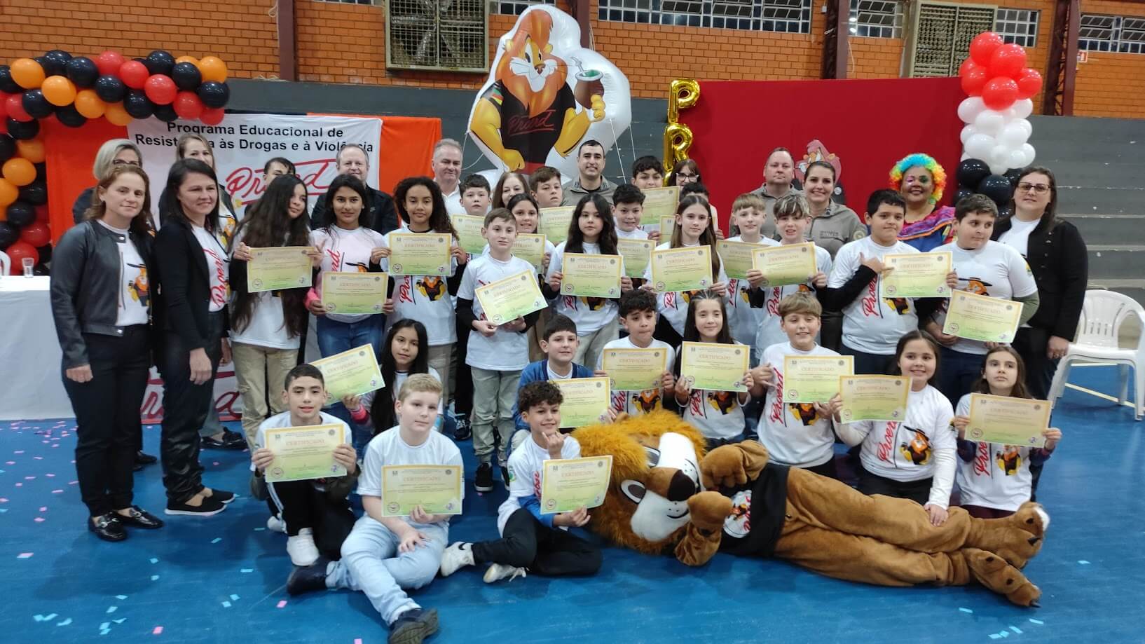 Capa Pinhal celebra formatura de 48 alunos do PROERD em solenidade no Ginásio 29 de Abril