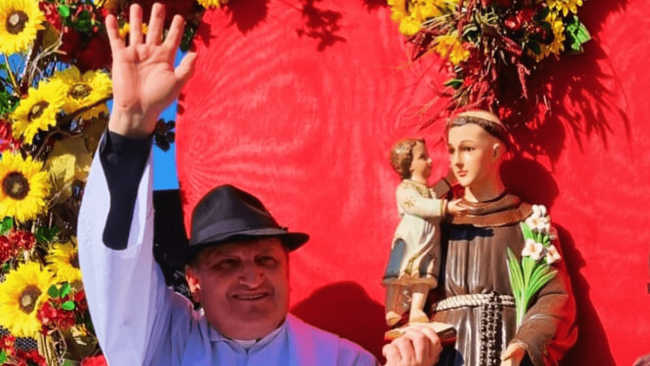Capa Carreata pelas ruas de FW marca o início da programação da Festa de Santo Antônio na Paróquia da Catedral