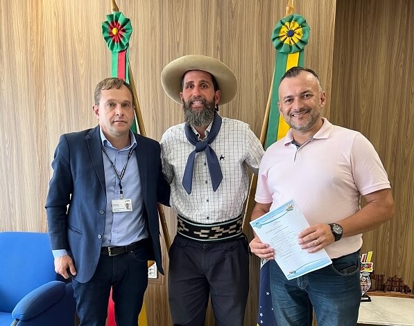 Capa Vice-Prefeito de Palmitinho, Elisandro da Silva, trata sobre projetos para o esporte durante agenda em Porto Alegre