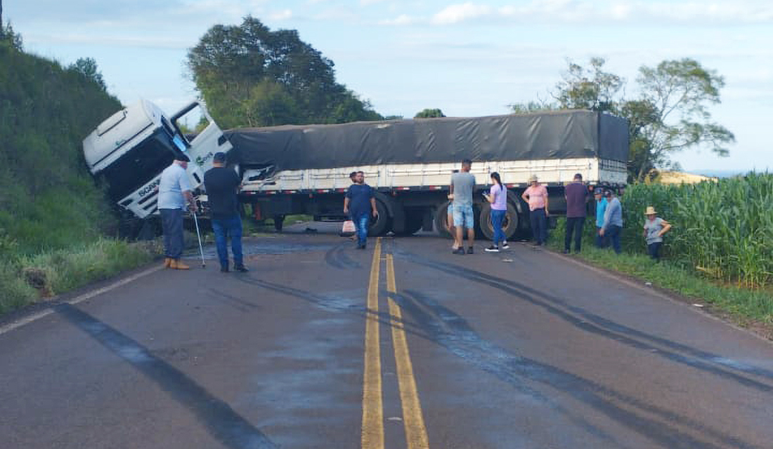 Capa Acidente envolvendo uma carreta é registrado em Tenente Portela
