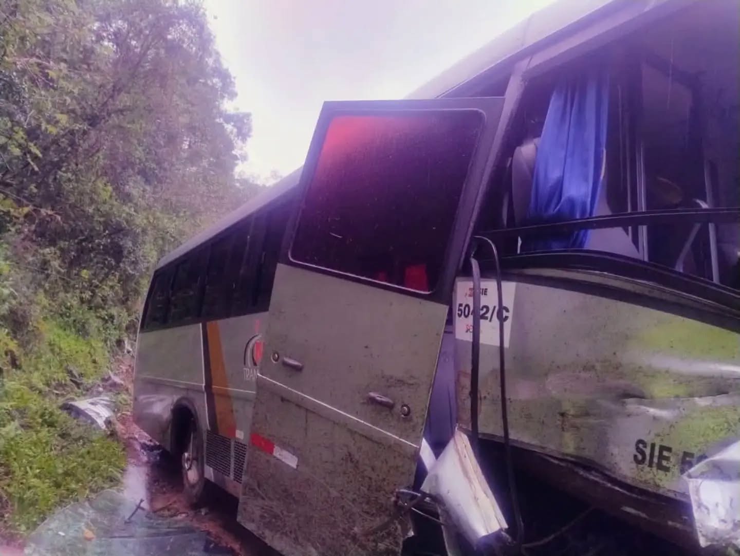 Capa Colisão entre ônibus e rodotrem deixa duas crianças feridas na SC-390 na Serra Catarinense