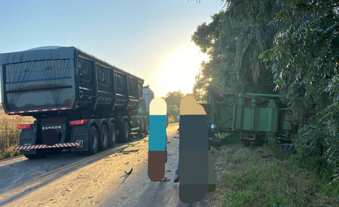 Capa Colisão entre carreta e colheitadeira bloqueia parcialmente ERS-514