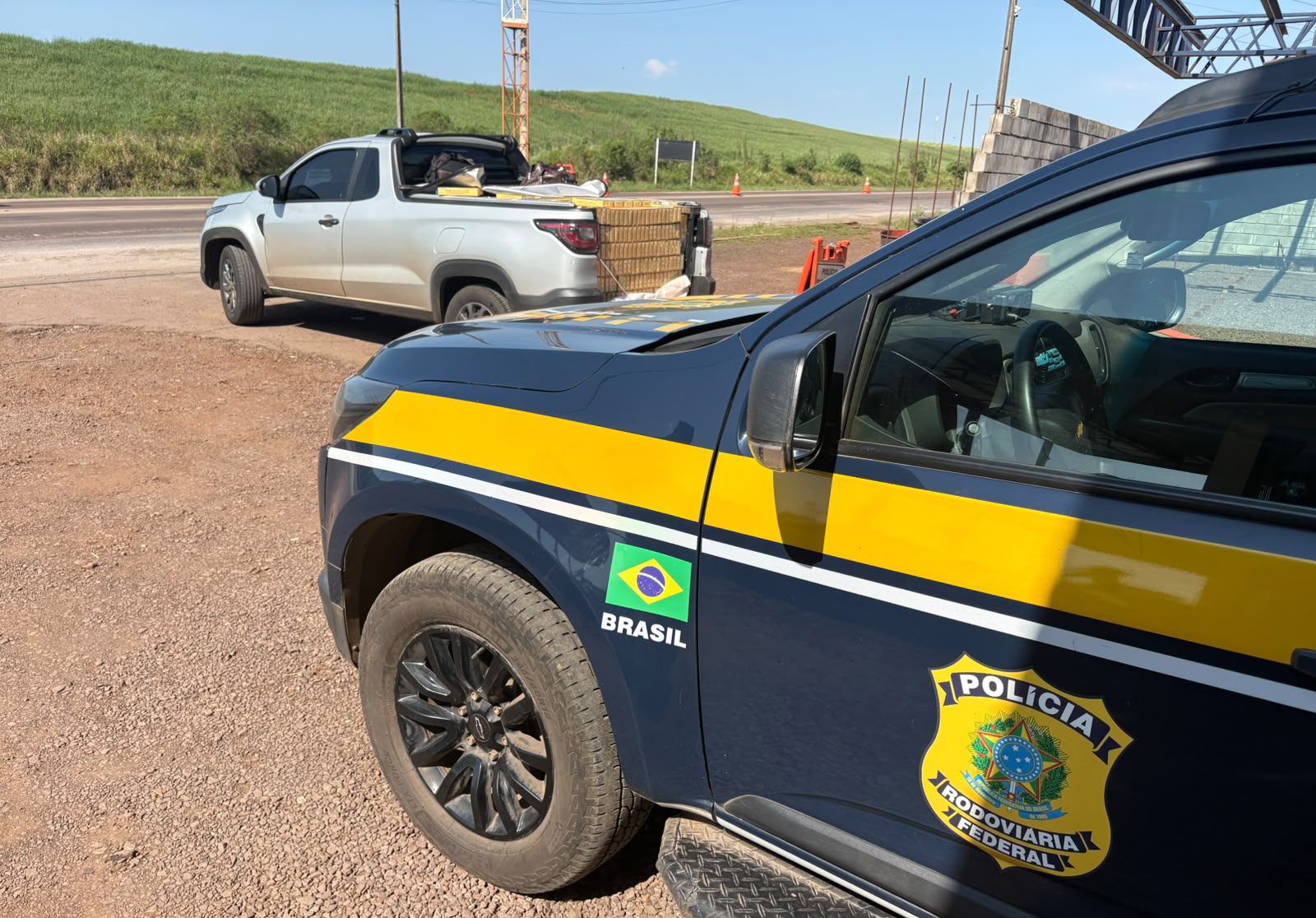 Capa PRF prende dois homens com caminhonete carregada com cigarros contrabandeados na BR-386 em Seberi