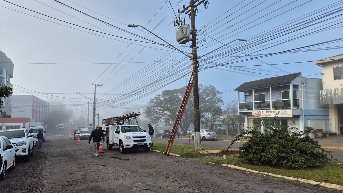 Capa Operação Poste Limpo inicia reorganização da fiação aérea em vias urbanas de Tenente Portela