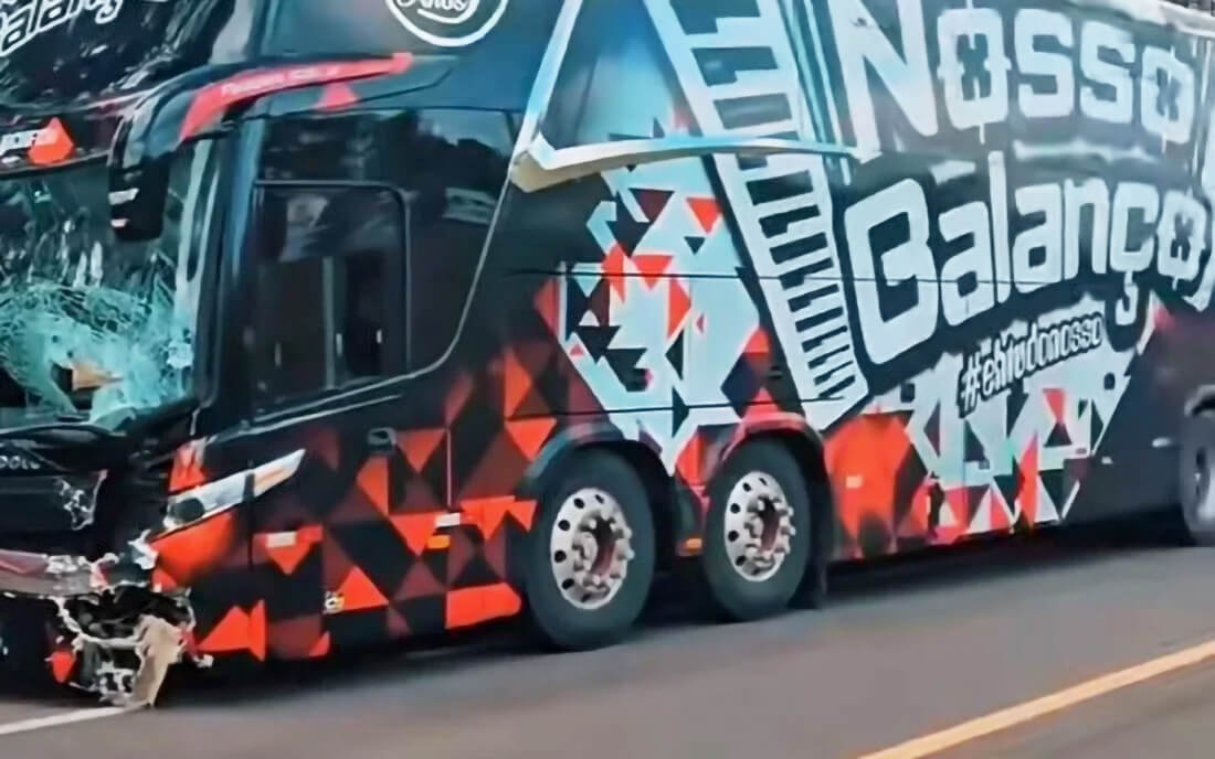 Capa Colisão frontal entre ônibus de banda e motocicleta deixa uma vítima fatal na RSC-287