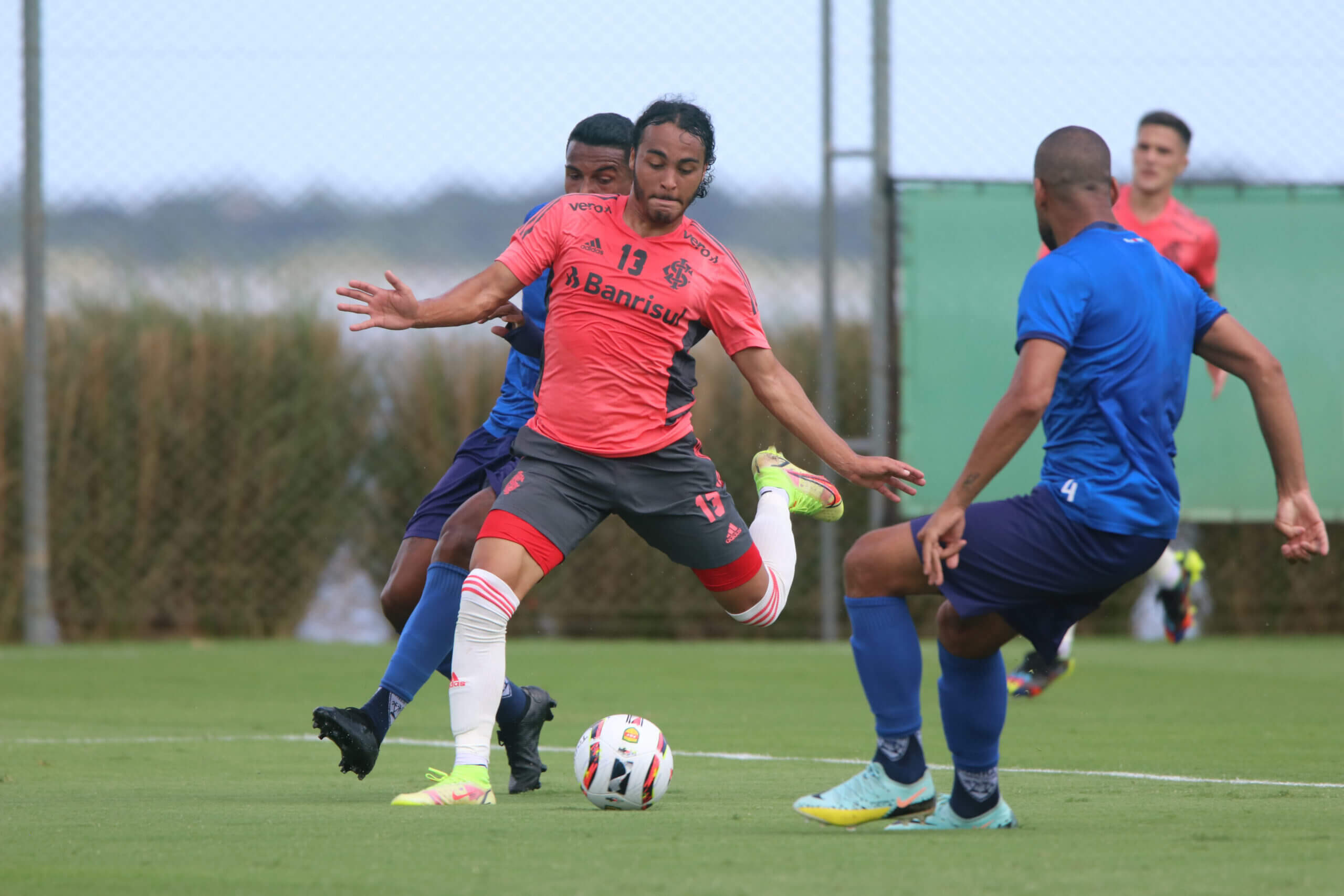 Capa Inter fica no 0 x 0 com o Barra-SC