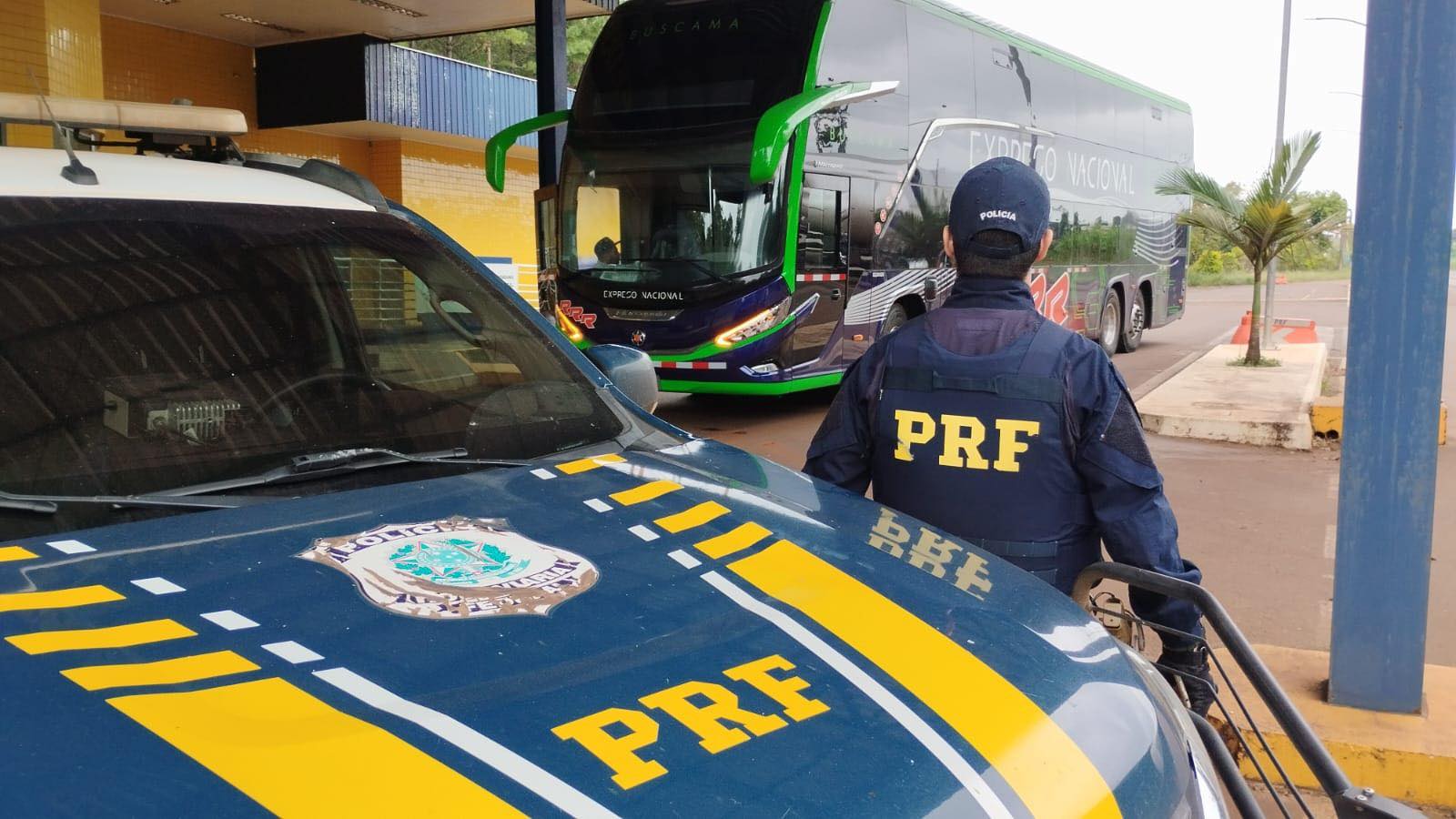 Capa PRF flagra motorista de ônibus internacional sob efeito de álcool na BR-285 em Ijuí