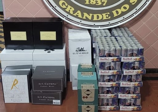 Capa Tiradentes do Sul: BM apreende bebidas de origem estrangeira