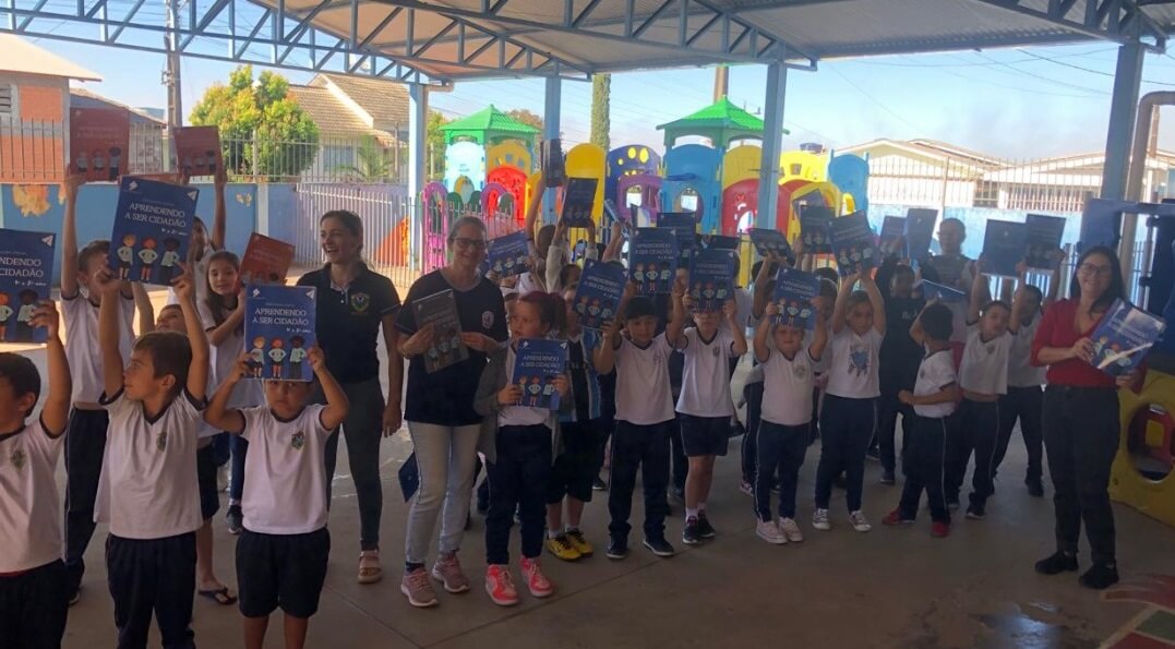 Capa Vice-prefeita e secretárias promovem educação fiscal em escolas de Ametista do Sul