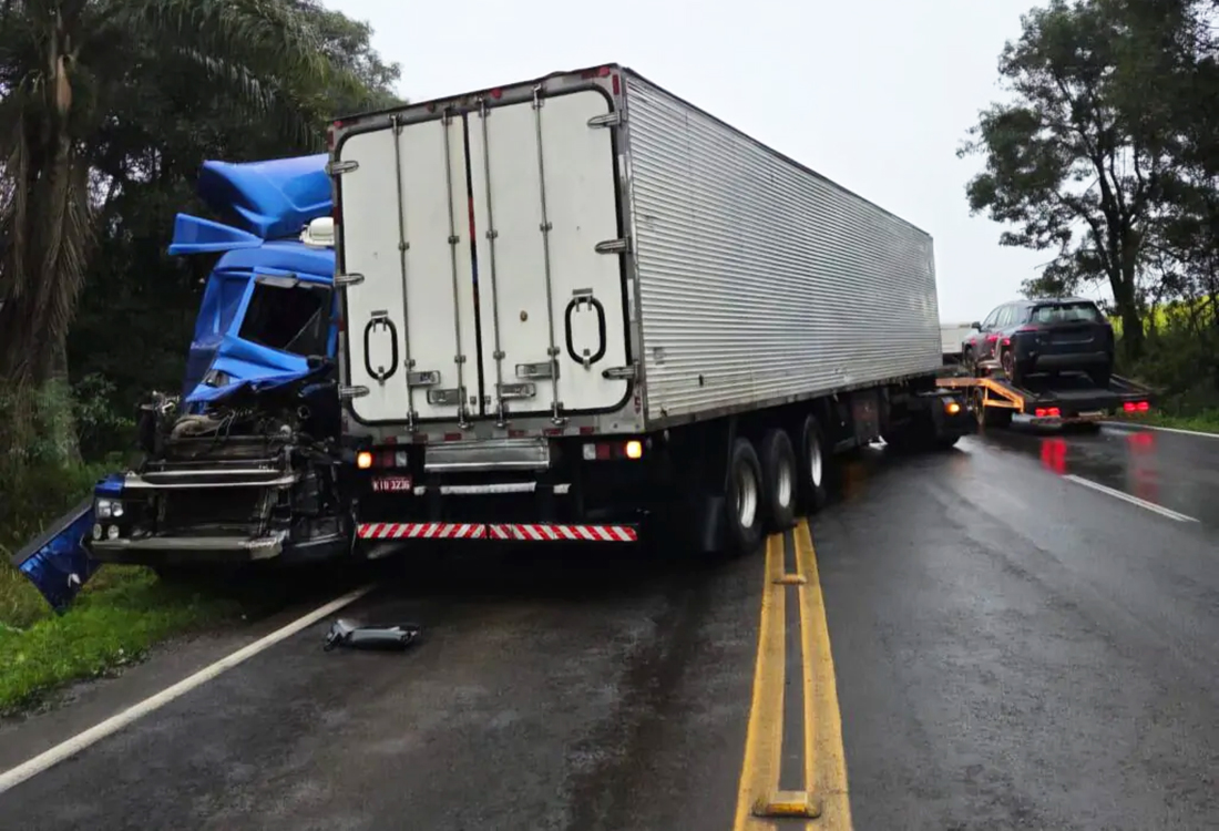 Capa Colisão frontal entre duas carretas deixa um morto e um ferido na RS-135 em Getúlio Vargas