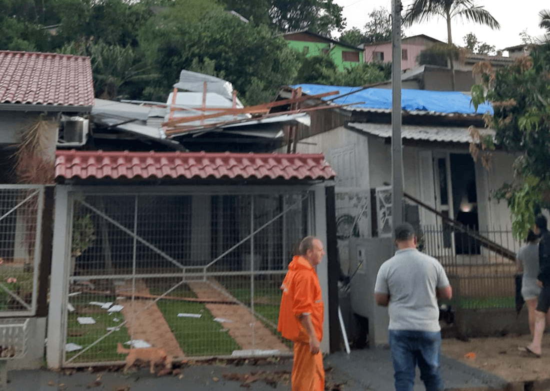Capa Temporal causa destelhamento em Três Passos e bloqueios em rodovias do RS
