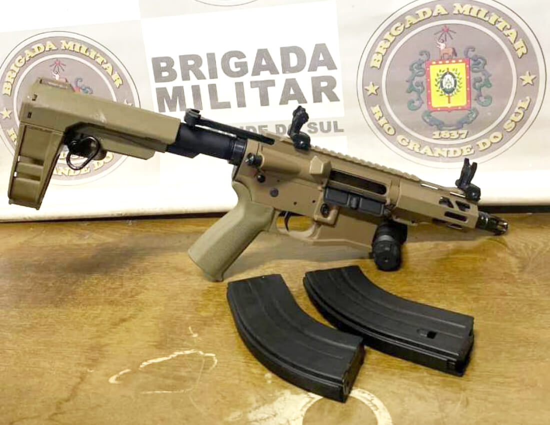 Capa Força Tática da BM prende 4 indivíduos e apreende Fuzil AR 47, em Santo Ângelo