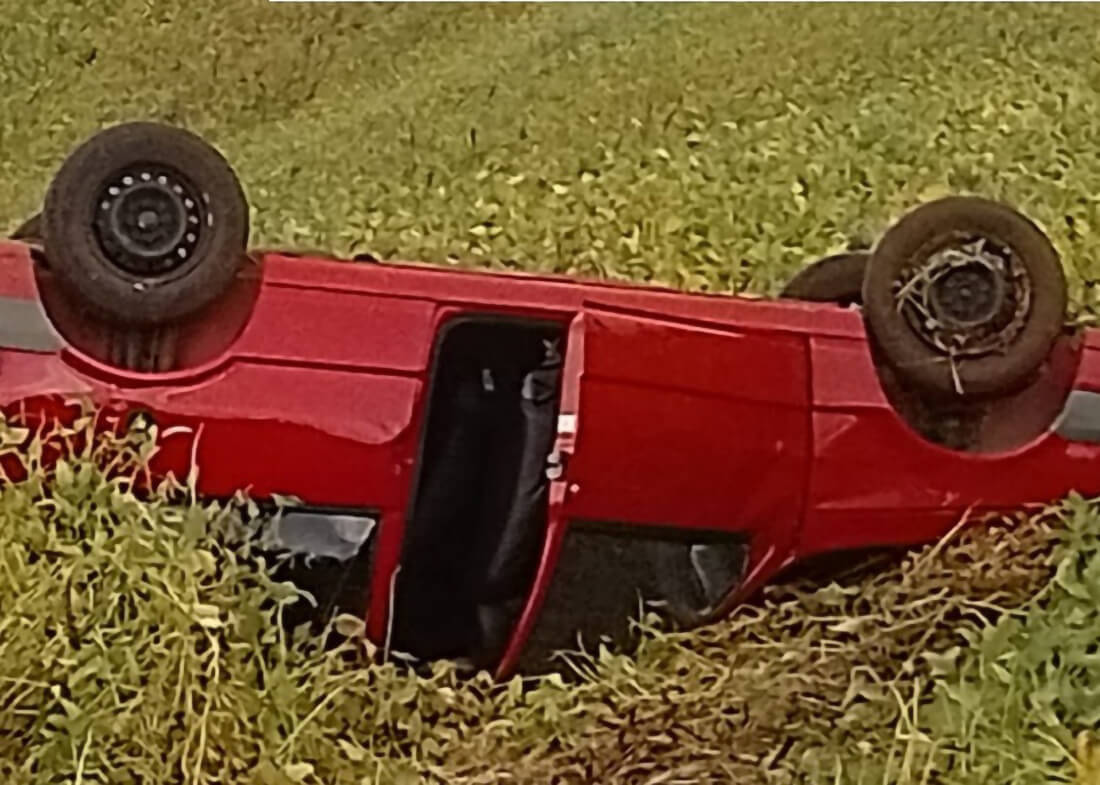 Capa Veículo capota em lavoura na VRS-822 em Três Passos