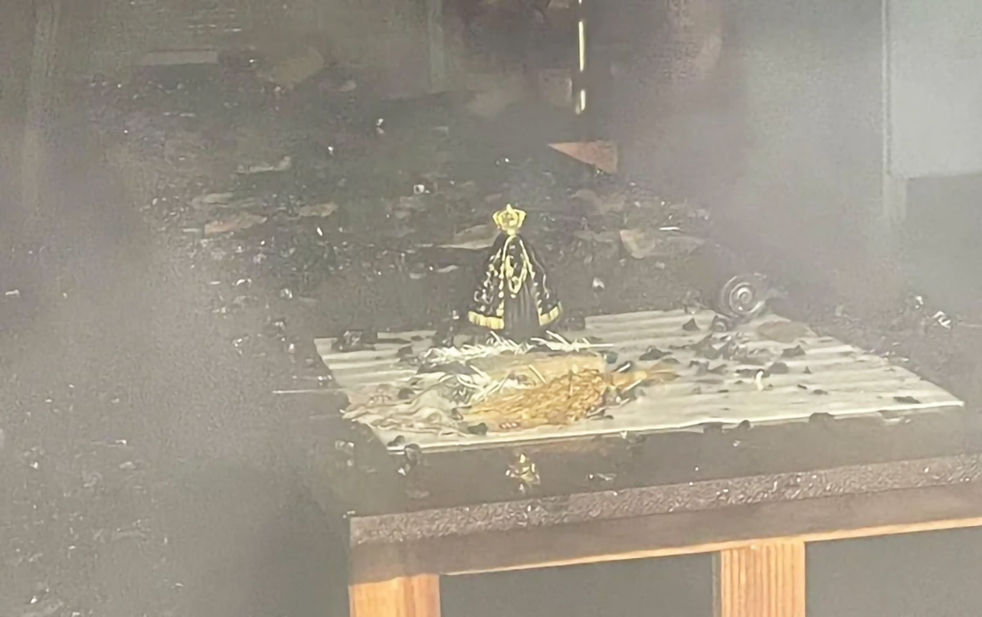 Capa Incêndio destrói casa em Tapejara, mas imagem de santa é encontrada intacta