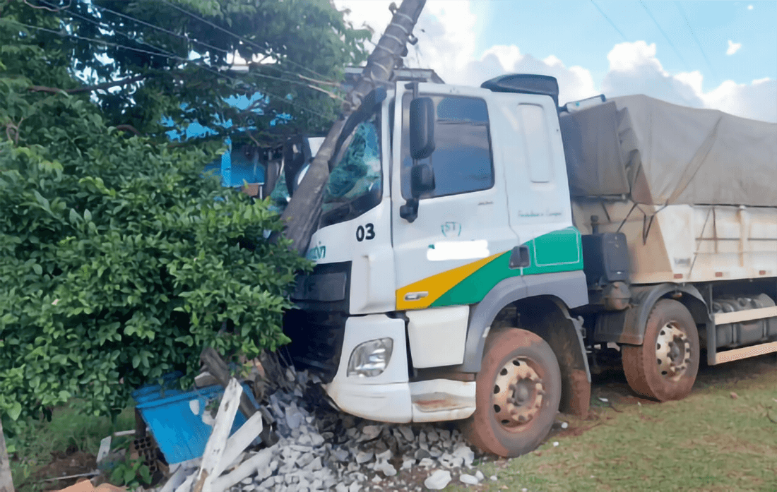 Capa Caminhão desgovernado choca-se com garagem da Brigada Militar e poste em Palmeira das Missões