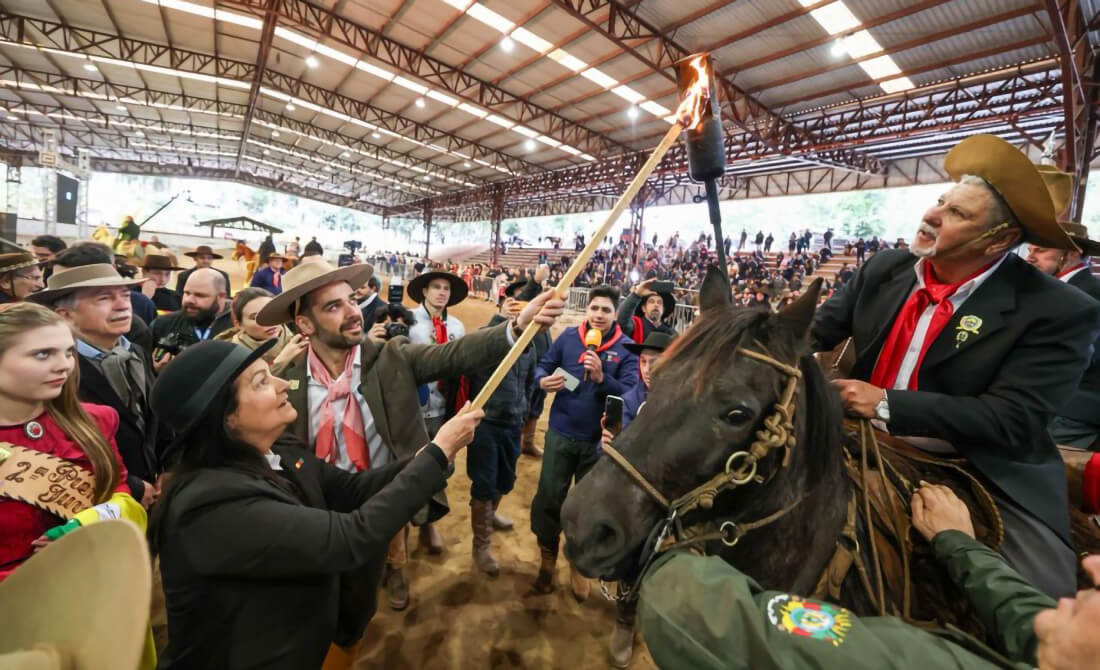 Capa Governador Eduardo Leite acende a Chama Crioula e dá início aos Festejos Farroupilhas 2025