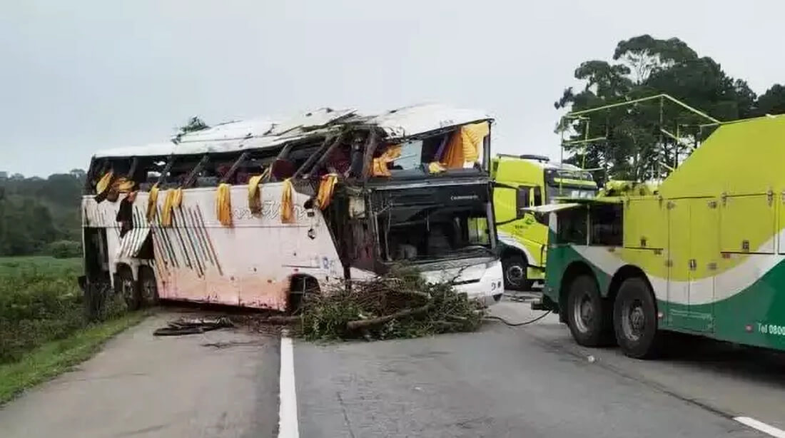 Capa Duas mulheres morrem e 40 pessoas ficam feridas em acidente com ônibus de turismo